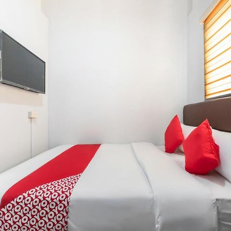 Super Oyo 515 Finnex Hotel Mandaluyong Esterno foto