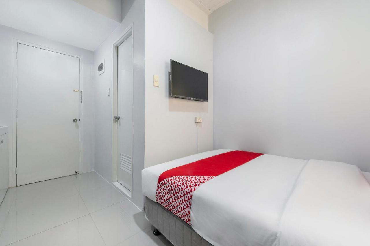 Super Oyo 515 Finnex Hotel Mandaluyong Esterno foto