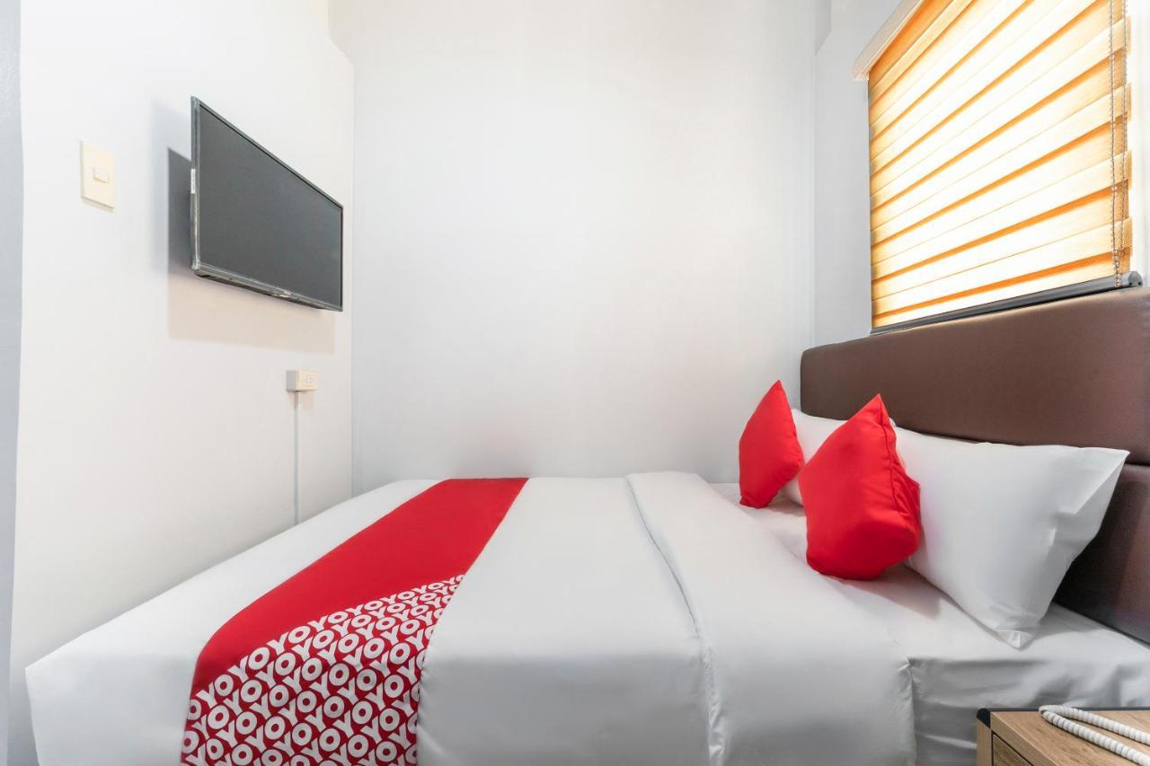 Super Oyo 515 Finnex Hotel Mandaluyong Esterno foto