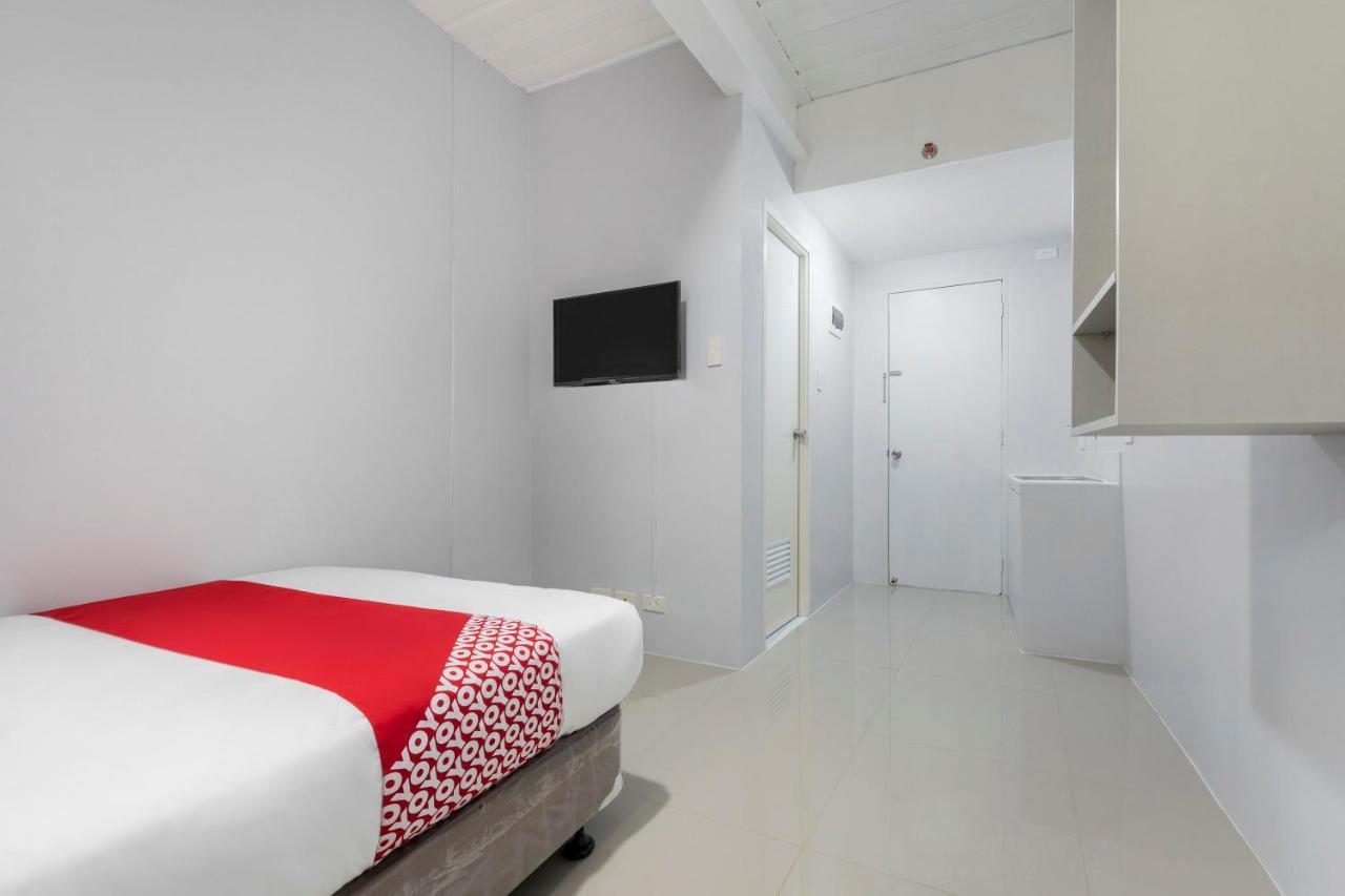 Super Oyo 515 Finnex Hotel Mandaluyong Esterno foto