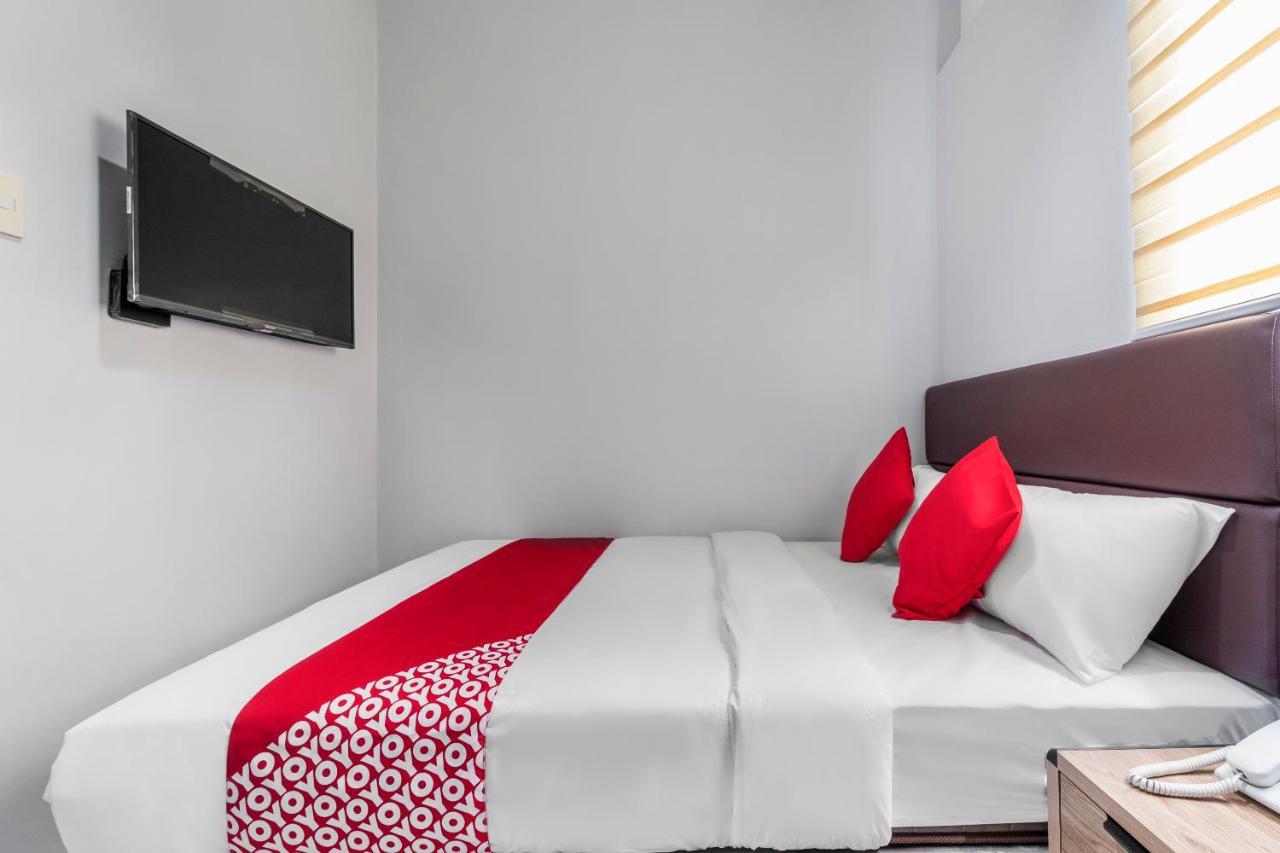 Super Oyo 515 Finnex Hotel Mandaluyong Esterno foto